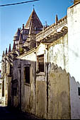 Elvas - Igreja de Nossa Senhora da Assuno, la cupola piramidale sopra il campanile.